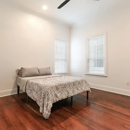 Canal Street Mansion Sleeps 15 *