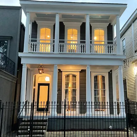 Canal Street Mansion Sleeps 15 *
