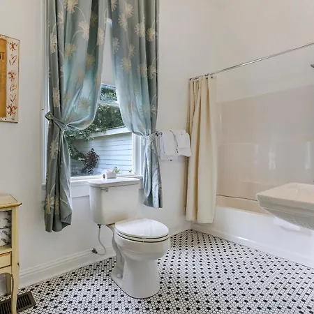 Uptown Spacious 4bd/3ba With Historic Charm