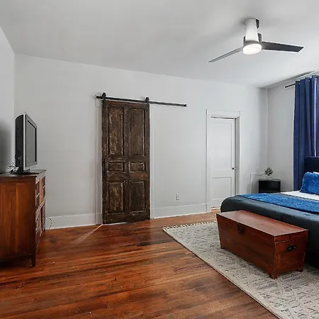 St Charles-mardi Gras 6bd Apartment New Orleans