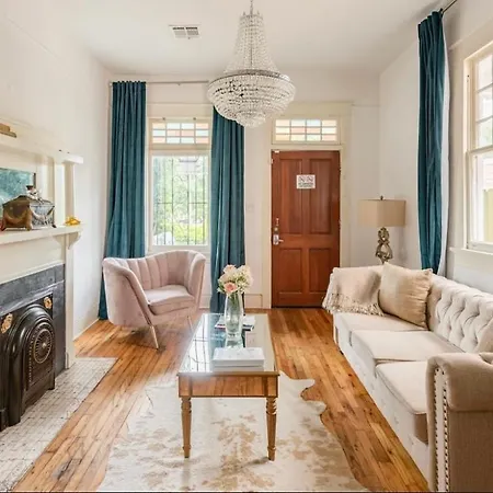 Elegant Renovated House With Relaxing Courtyard - Near Fq Holiday home