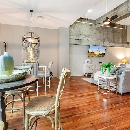 Modern & Fully Furnished In The Heart Of The Apartment *