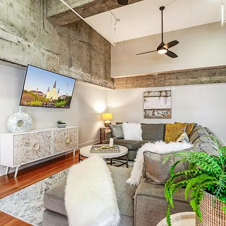 2 Bedroom Elegant In Downtown