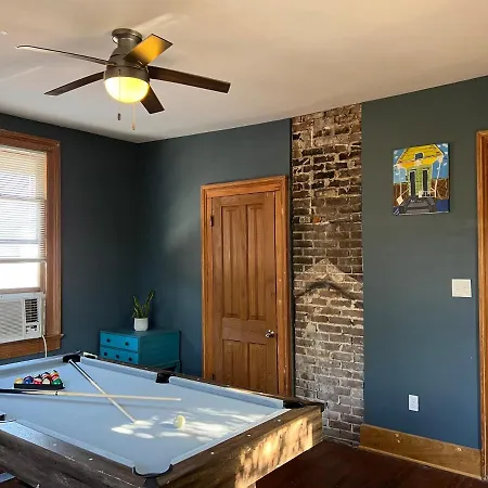 Uptown Treehouse Apartment *
