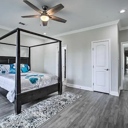 Holiday home 6 Mi To French Quarter: Modern Gem