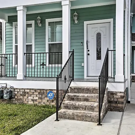Holiday home 6 Mi To French Quarter: Modern Gem