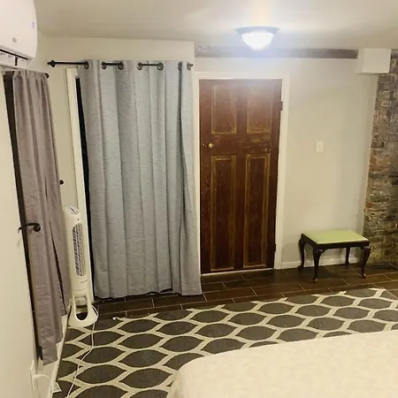 Apartment Vintage Uptown Hidden Gem, Walk To Everything New Renovation!