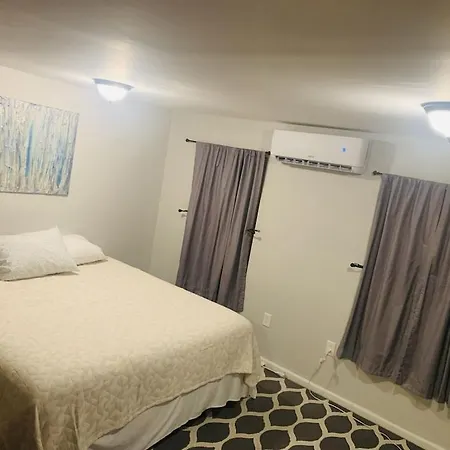 Vintage Uptown Hidden Gem, Walk To Everything New Renovation! *
