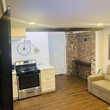 Apartment Vintage Uptown Hidden Gem, Walk To Everything New Renovation!