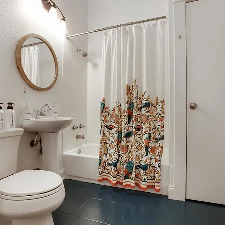 Colorful Streetcar Shotgun In The Heart Of Nola Holiday home New Orleans