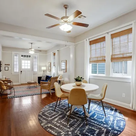 Colorful Streetcar Shotgun In The Heart Of Nola Holiday home
