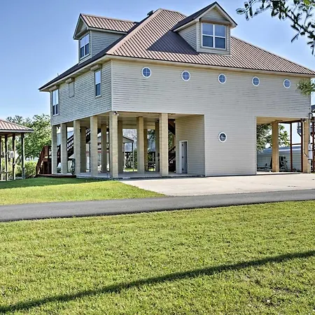Private Dock W/ Lift: Waterfront Home! Holiday home