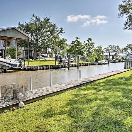 Holiday home Private Dock W/ Lift: Waterfront Home!