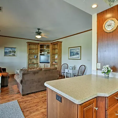 Holiday home Private Dock W/ Lift: Waterfront Home!