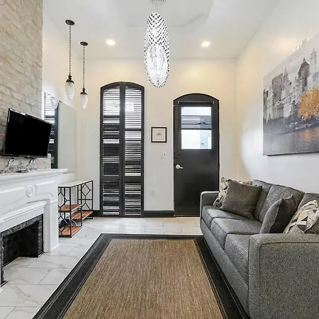 Sleep 10 Next To Superdome And Downtown