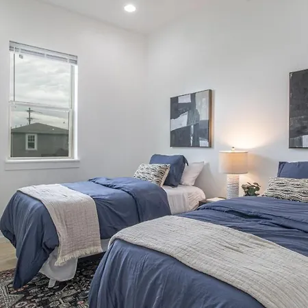 Downtown Vibrant Gray Loft 2318