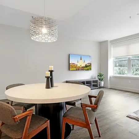 Apartment Modern & Fully Furnished In The Heart Of The New Orleans