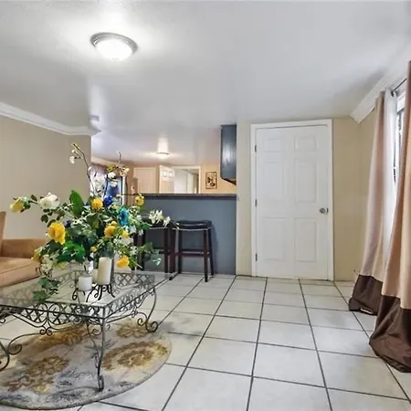 Holiday home Historic 3 Mins To The French Qtr. Sleeps 12 *