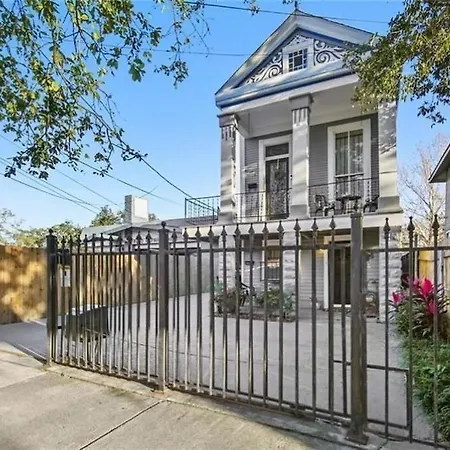 Historic 3 Mins To The French Qtr. Sleeps 12 Holiday home