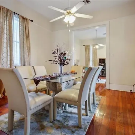Holiday home Historic 3 Mins To The French Qtr. Sleeps 12 *