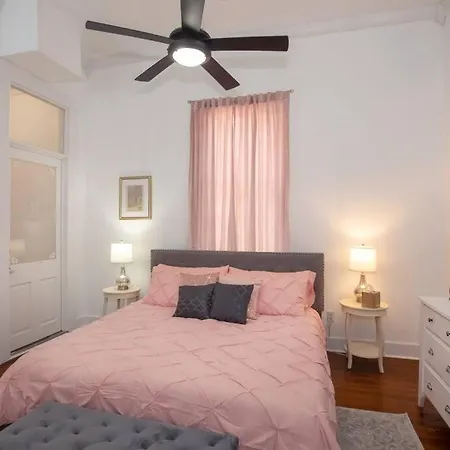 Beautifully Updated House *sleeps 6* Holiday home