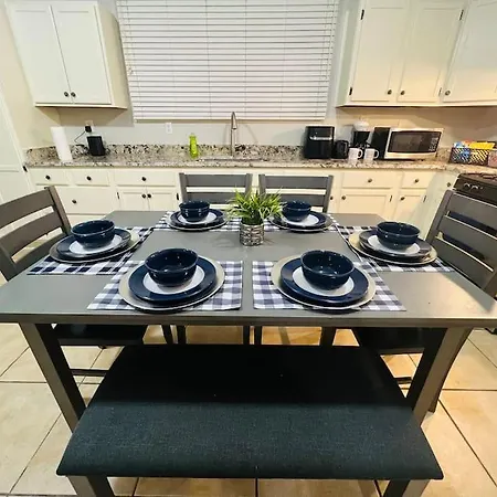 Beautiful 2200 Sqft Close To Canal Holiday home *