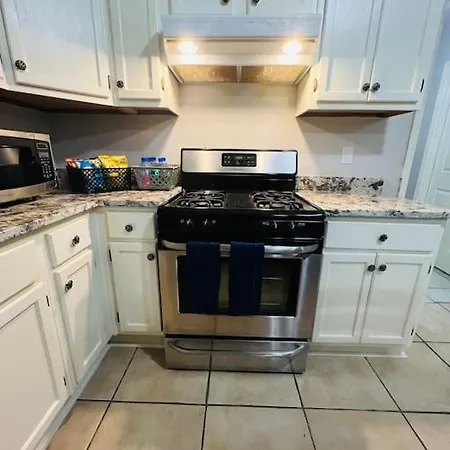 Beautiful 2200 Sqft Close To Canal Holiday home New Orleans