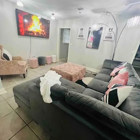 Beautiful 2200 Sqft Close To Canal Holiday home