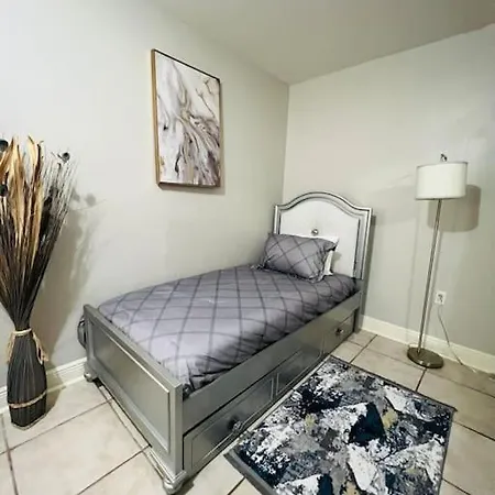 Beautiful 2200 Sqft Close To Canal Holiday home New Orleans