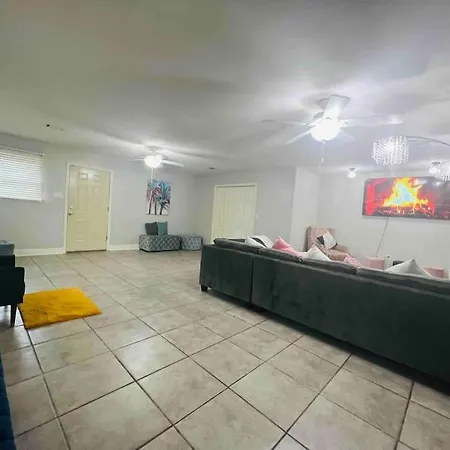Beautiful 2200 Sqft Close To Canal Holiday home *