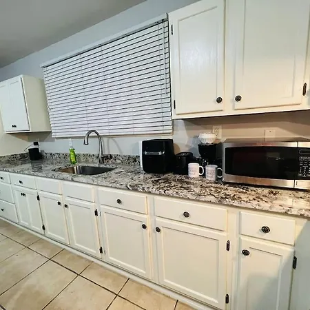 Beautiful 2200 Sqft Close To Canal Holiday home