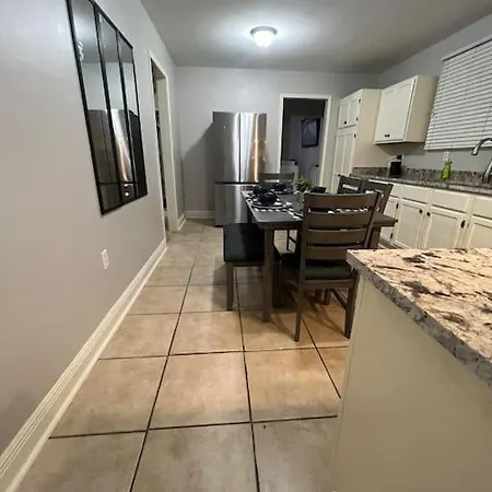 Beautiful 2200 Sqft Close To Canal