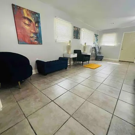 Beautiful 2200 Sqft Close To Canal Holiday home