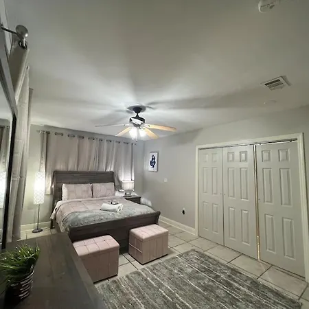 Beautiful 2200 Sqft Close To Canal *
