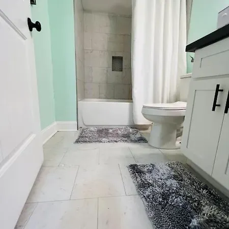 Blu'luxury 1.2 Miles To Canal Holiday home *
