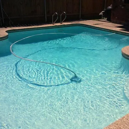 Hotel Orleans House With Pool & Parking, Peaceful Block *