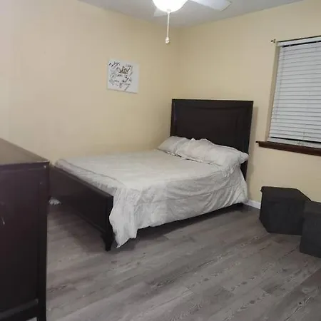 Hotel Orleans House With Pool & Parking, Peaceful Block *