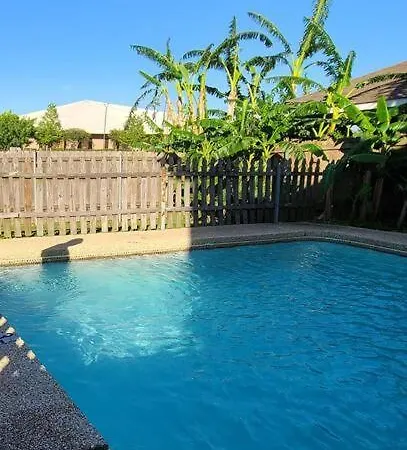 Hotel Orleans House With Pool & Parking, Peaceful Block