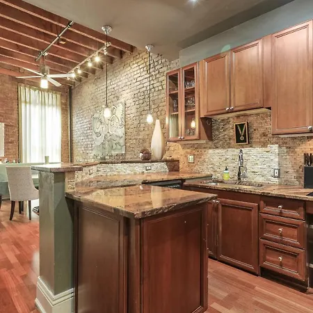 Warehouse District - Sophistication On The Edge Of Decadence Apartment *