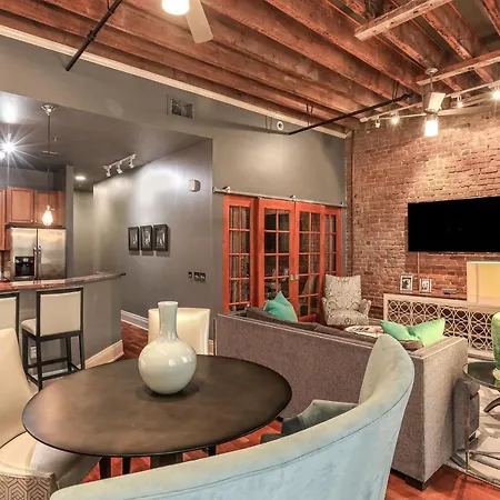 Warehouse District - Sophistication On The Edge Of Decadence *