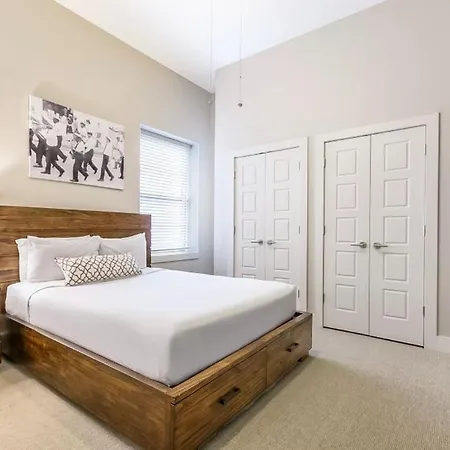 Spacious 5-minute Walk To Local Favorite Spots *