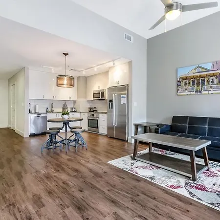 Apartment Spacious 5-minute Walk To Local Favorite Spots