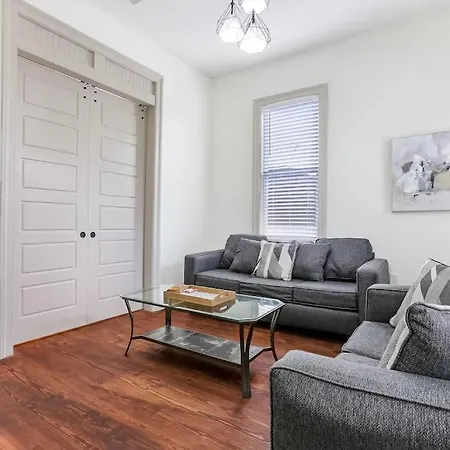 Chic 3br Nola Retreat, Streetcar Access, Ideal For Families & Friends Holiday home New Orleans