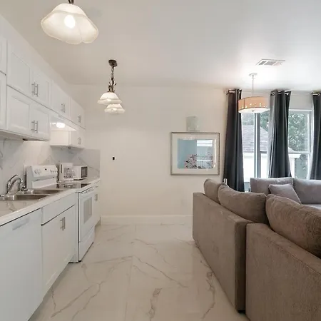 Breathtaking Near French Quarter Apartment *