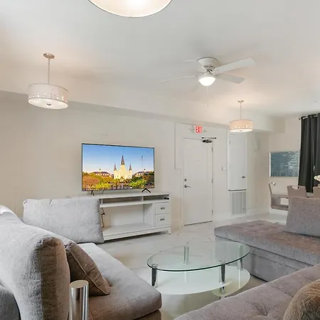 Breathtaking Near French Quarter Apartment