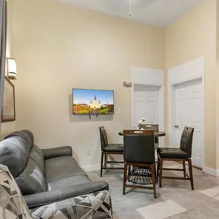 Breathtaking Near French Quarter Apartment New Orleans