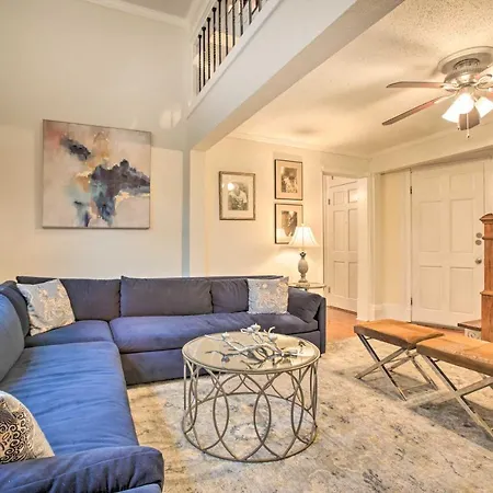 Inviting Uptown Apt: Perfect Location! *