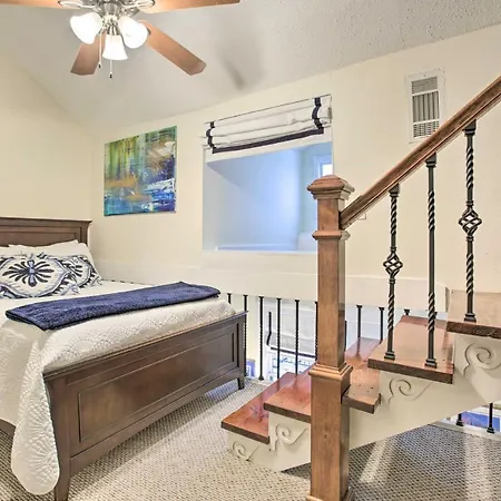 Inviting Uptown Apt: Perfect Location! Apartment