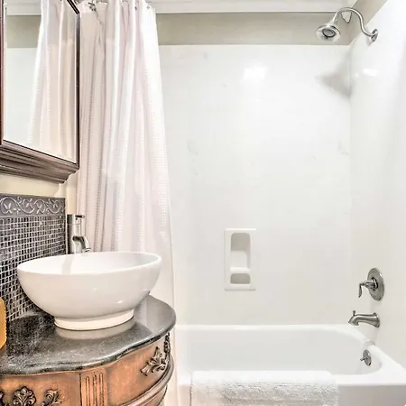 Apartment Inviting Uptown Apt: Perfect Location! *