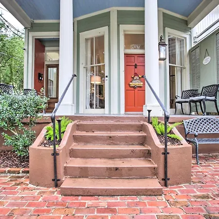 Inviting Uptown Apt: Perfect Location! Apartment